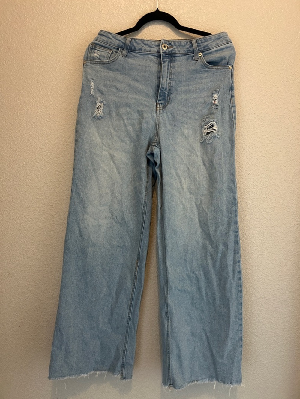 BCBG Light Blue Distressed Wide-Leg Jeans 99•/• cotton size 11/30
